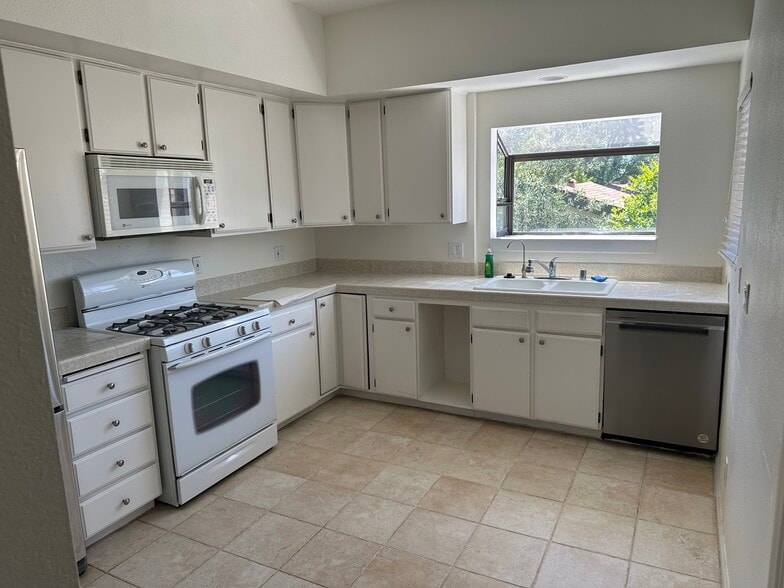 Building Photo - 609 S El Molino Ave