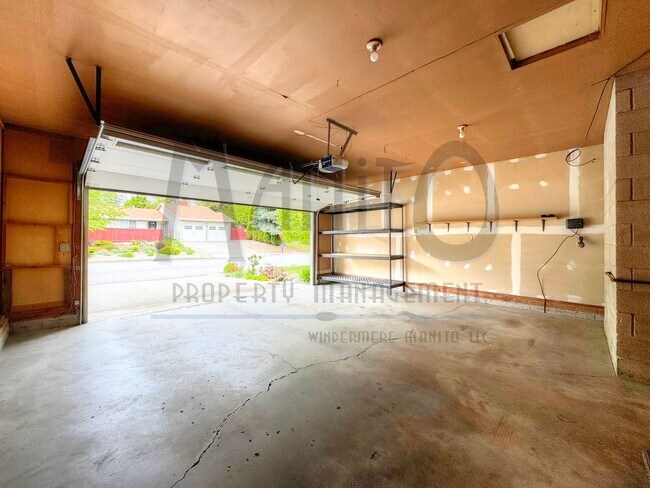 Building Photo - Entertainers Dream Home