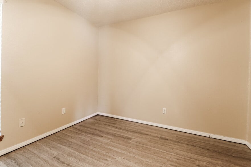 Building Photo - 1808 SE 13th St