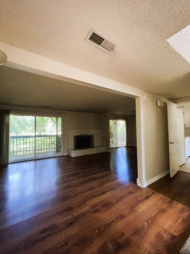 Building Photo - 2 Bedroom 2.5 Bathroom Townhome $500 Off M...