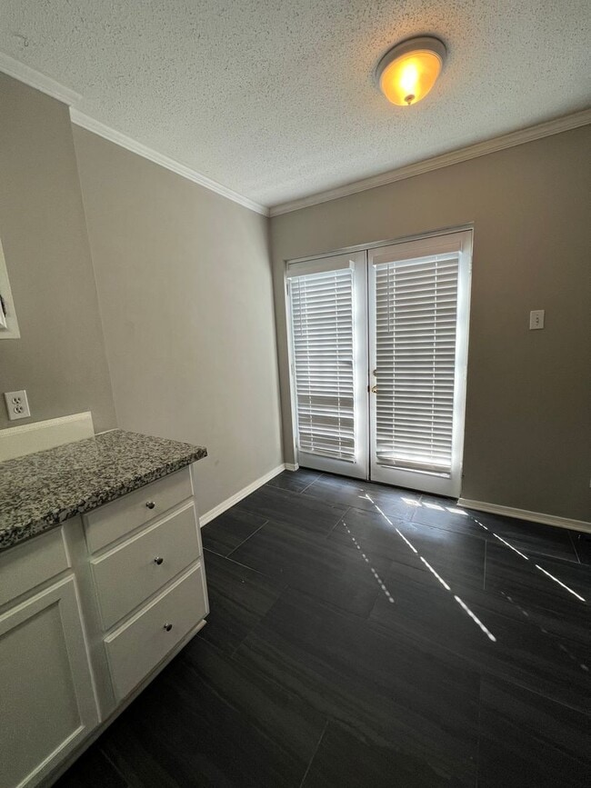 Building Photo - West Shreveport Available October 1st!