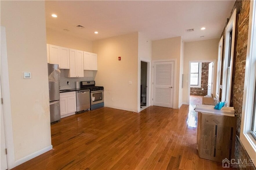 Building Photo - 54 Main St