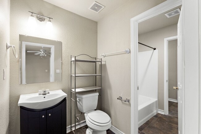 Building Photo - Walk to campus! Walk downtown! Fenced yard! Flat Rate Utilities!