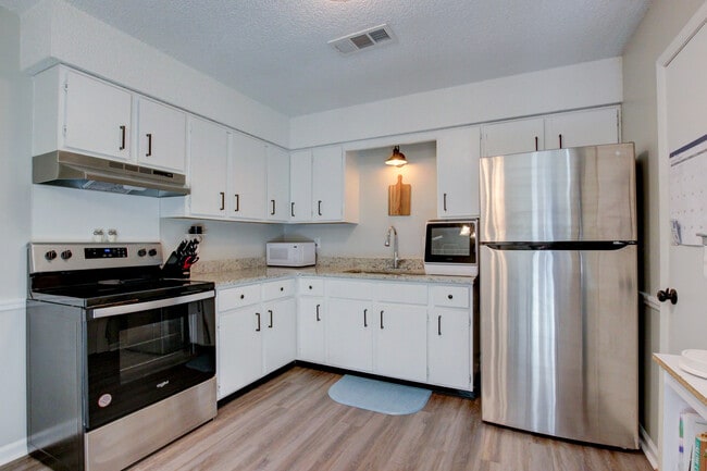 Building Photo - 554 Roselawn Dr