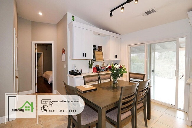 Building Photo - 705 Country Oak Dr