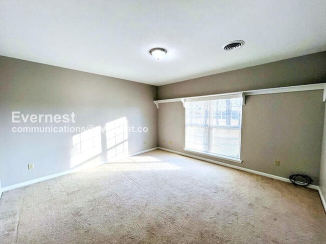 Building Photo - 4 Bed/2.5 Bath Home with Fenced Yard & Garage / Pet-Friendly / Available Now!