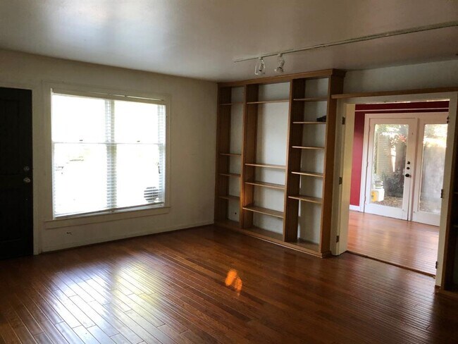 Building Photo - 3217 Mockingbird Ln