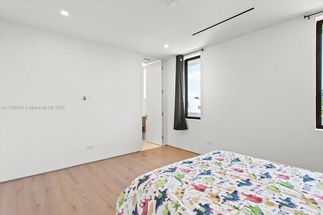 Building Photo - 922 NE 78th St