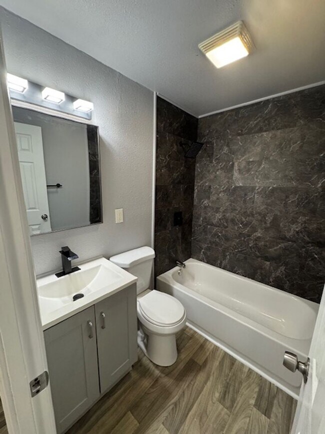 Building Photo - Three Bedroom, One Bath for Rent