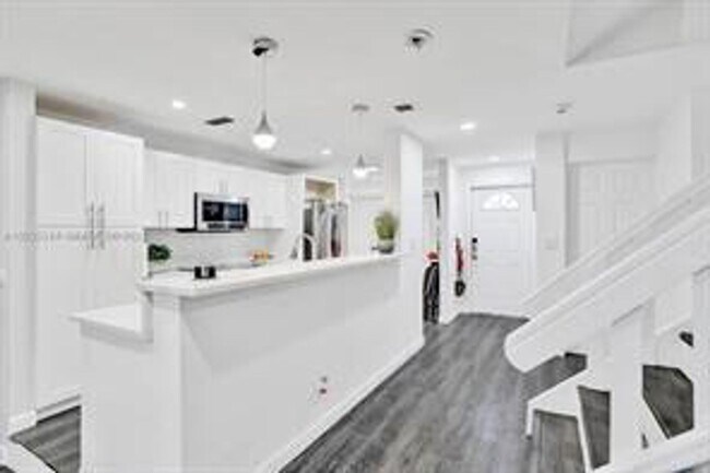 Building Photo - 833 NW 81st Ave