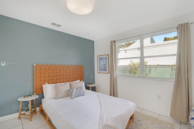 Building Photo - 5943 Biscayne Blvd