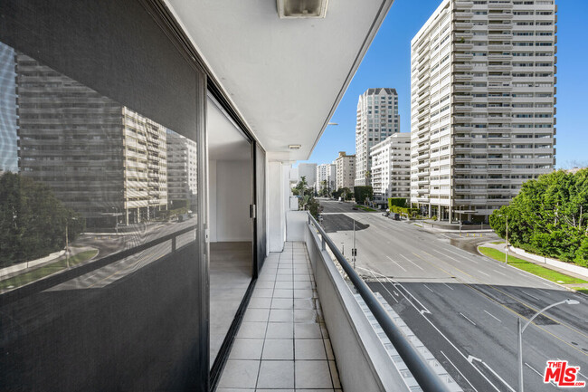 Building Photo - 10660 Wilshire Blvd