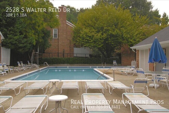Building Photo - 2528 S Walter Reed Dr