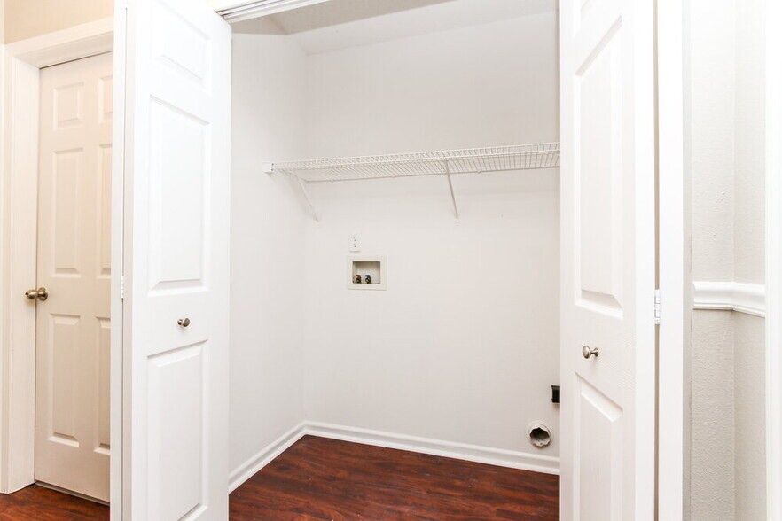 Building Photo - 2425 Woodmont Ct