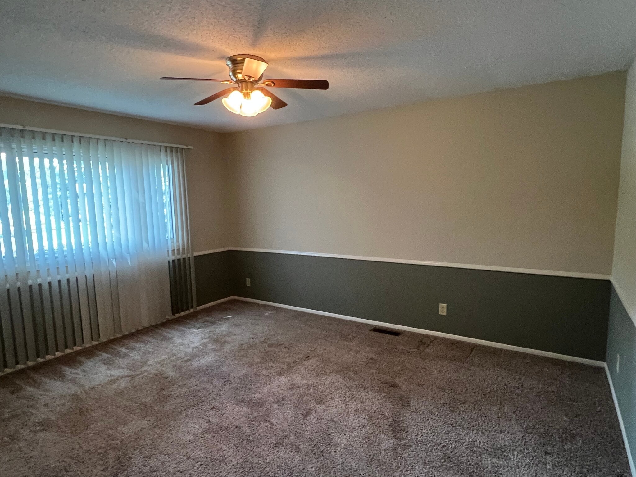 Master bedroom - 6811 Balsam Ln N
