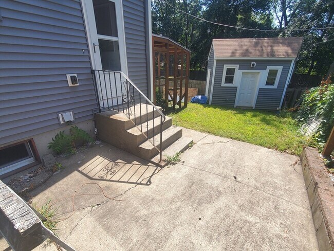 Building Photo - 135 Ashcroft St