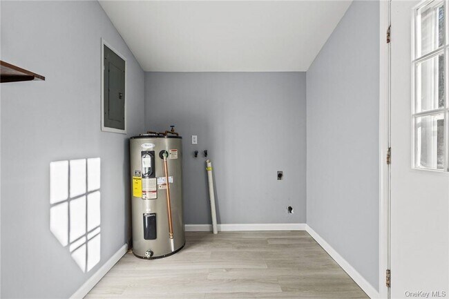 Building Photo - 500 NY-299