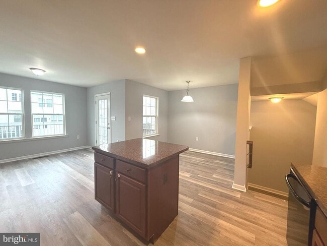 Building Photo - 15 Wayside Ct