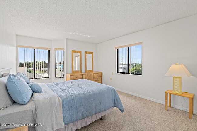 Building Photo - 6770 Ridgewood Ave