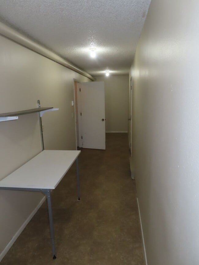 Building Photo - 3 Bed/ 1.5 Bath Townhouse Near Gateway Are...