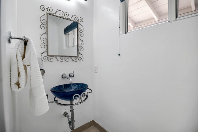 POWDER ROOM - 16047 Meadowcrest Rd