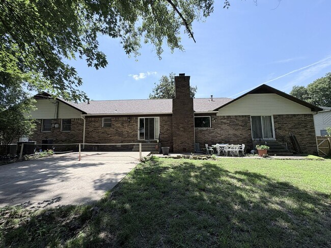 Building Photo - Remarkable 4 bed 2.5 bath w/ basement in Siloam Springs