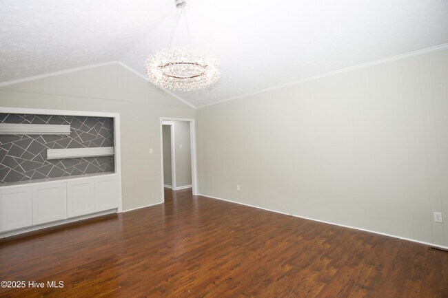 Building Photo - 906 N Glenwood Trail