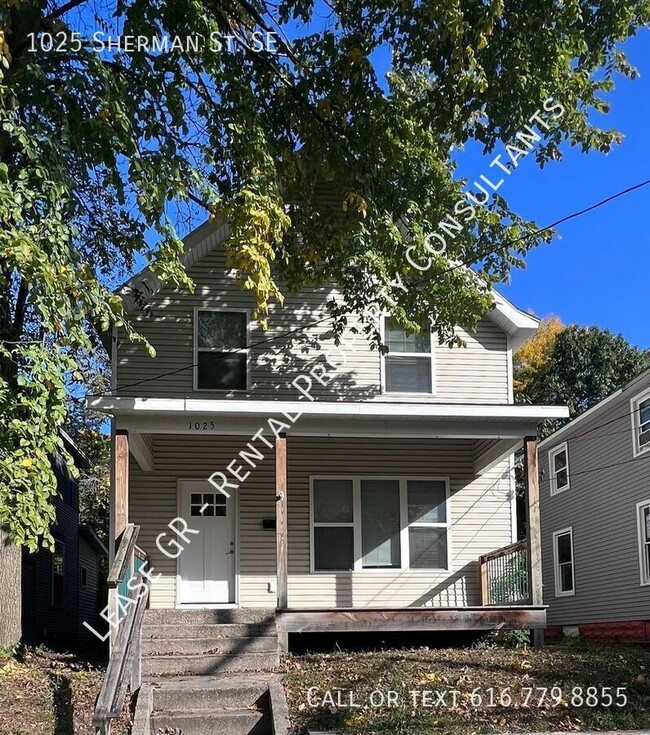 Building Photo - Three Bedroom Single Family Home - Close t...