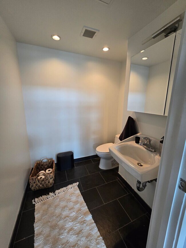 Building Photo - HUGE Stunning Bright 3 bed 2.5 bath loft i...