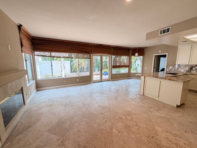 Building Photo - Beautiful 3 Bedroom, 2.5 Bathroom Newport ...