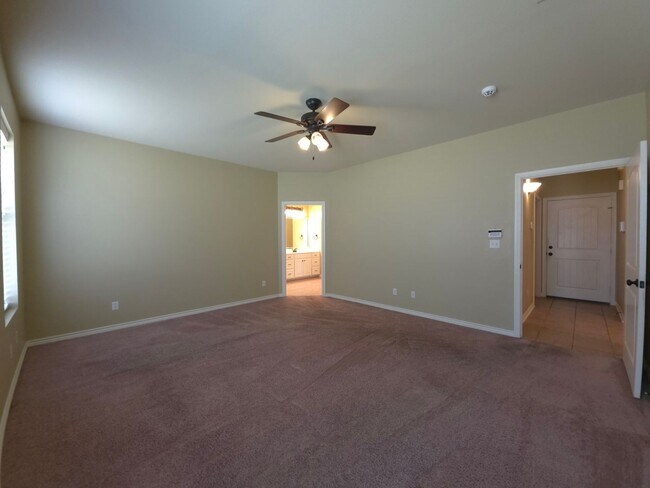 Building Photo - BEAUTIFUL and SPACIOUS 3-bedroom, 2-bathro...