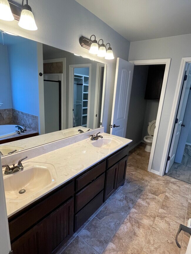 Master bathroom - 6813 Fanchun St
