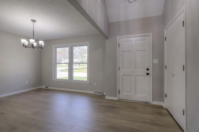 Building Photo - 1008 NW Roanoke Dr