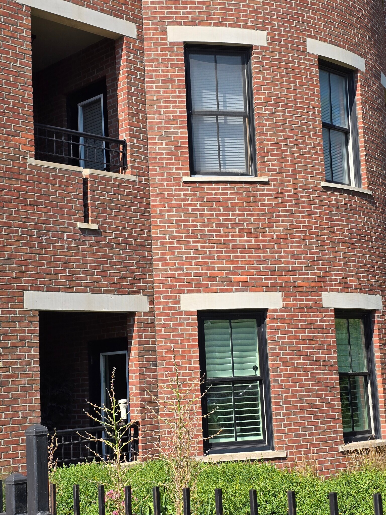 Second floor balcony - 40 College St