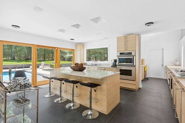 Building Photo - 6 Dongan Way