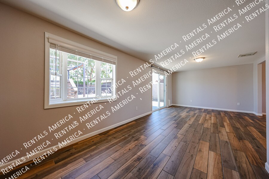Building Photo - 1530 E Windsor Ave