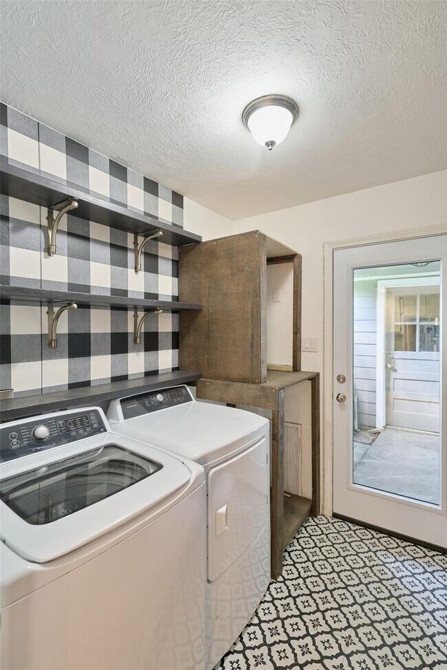 Building Photo - Beautiful two-story home on an oversized c...