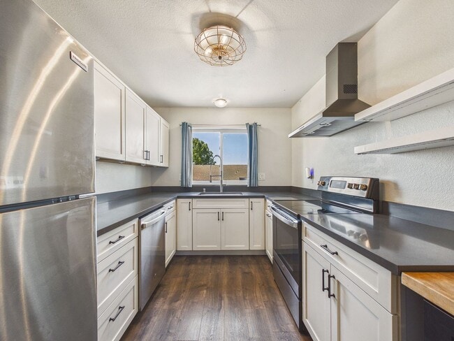 Building Photo - Updated 2 Bed / 1.5 Bath Townhome – In-Unit Washer & Dryer + Garage Parking – $2,700/month