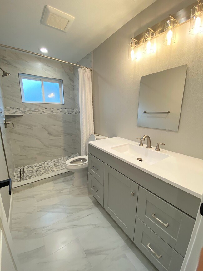 Building Photo - 1236 Hollyburne Ave