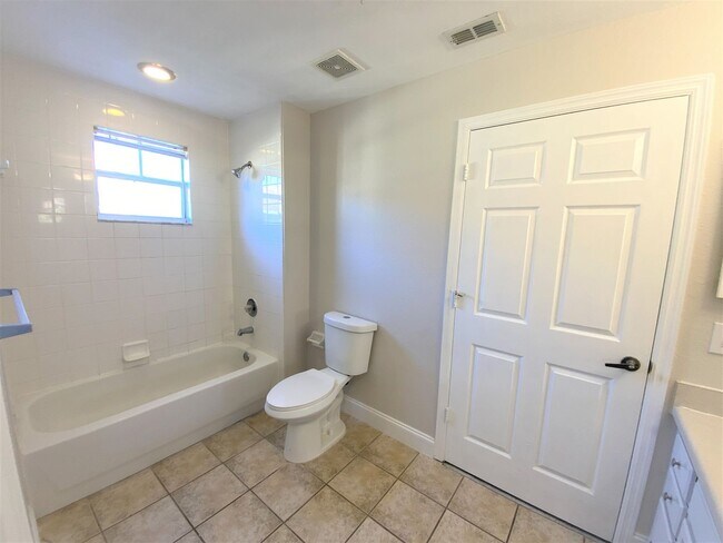 Building Photo - ** FAIRWAY PRESERVE ** 3 BED / 2 BATH COND...