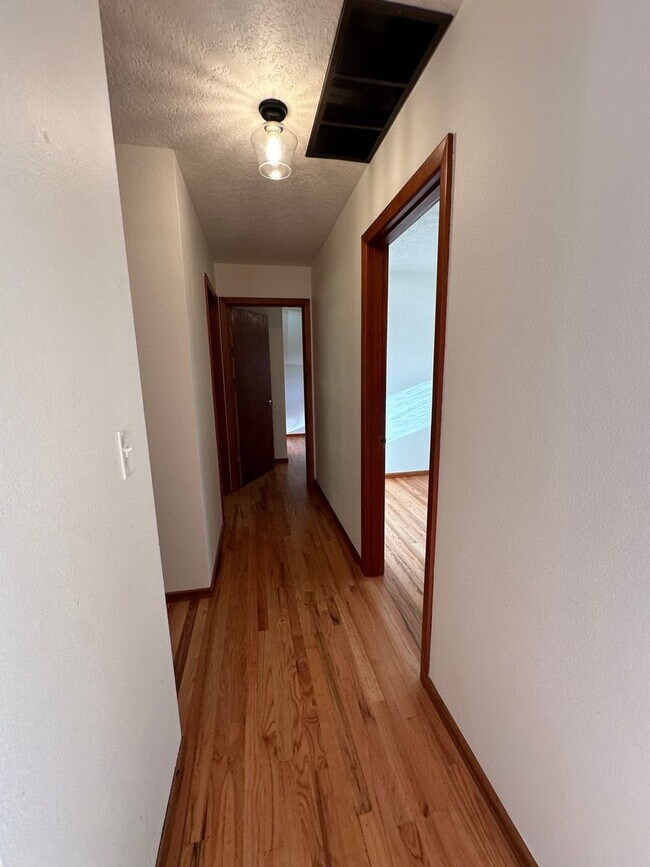 Building Photo - GORGEOUS RANCH STYLE HOME ON HUGE MANICURED LOT IN GARDEN HOME IN SW PORTLAND