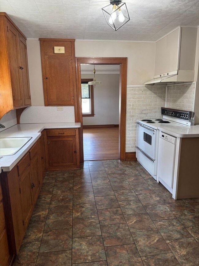 Building Photo - Beautiful, Meticulously Maintained Home in...