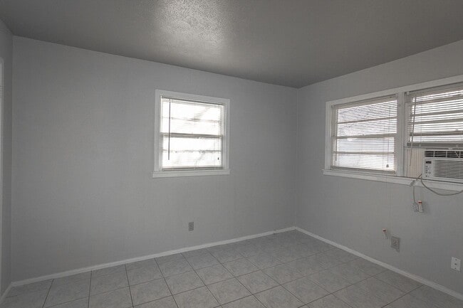 Building Photo - Cute 2 bed 1 bath Duplex Available