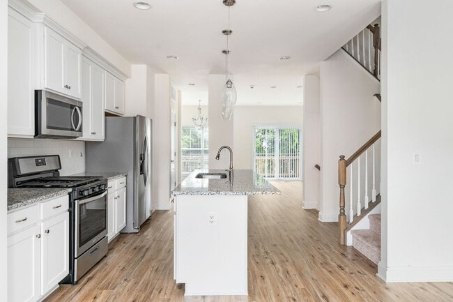Building Photo - LIKE-NEW 3-LEVEL TOWNHOME IN FREDERICKSBURG