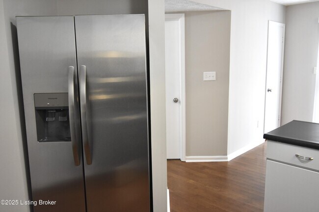 Building Photo - 4313 Hickoryview Dr