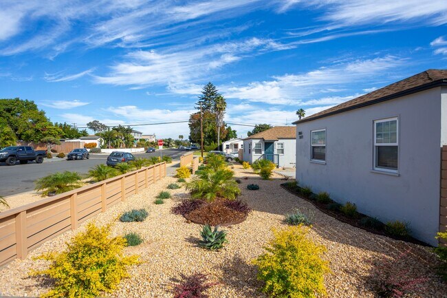 Building Photo - Upstairs Two Bedroom with Lots of Light in Great Pacific Beach Location!