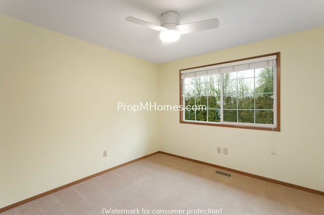 Building Photo - Spacious Four Bedroom Split-Level Home In Milwaukie!
