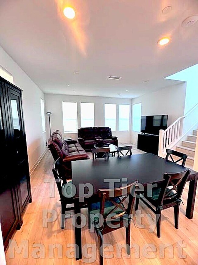 Building Photo - Beautiful & Modern 3 bed/ 3.5 bath/ 2,029 Sqft Condo with amazing Views in Carroll Canyon- Availa...