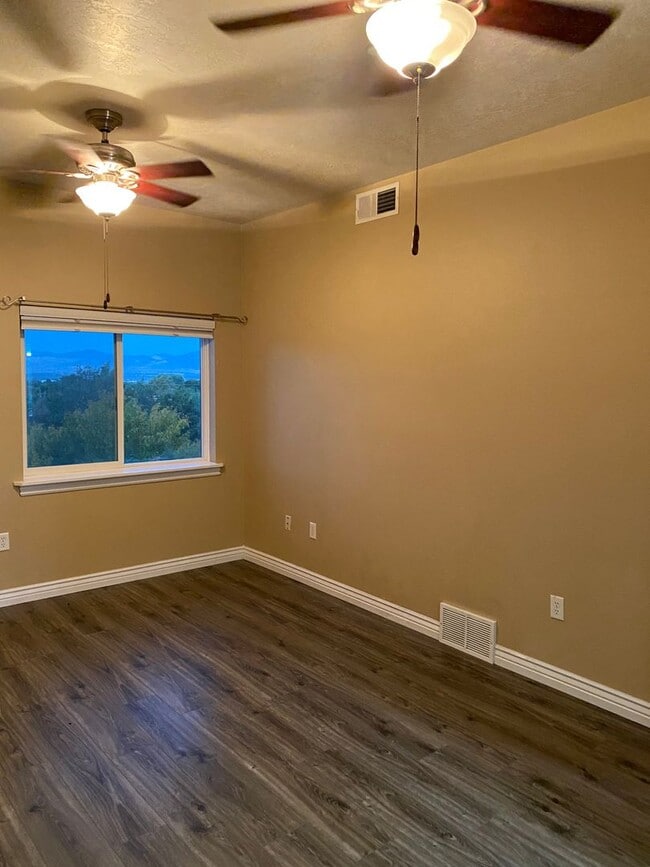 Building Photo - Great 2 Bed 2 Bath Unit in Millcreek!!!