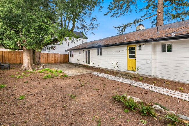 Building Photo - 1402 N 136th St